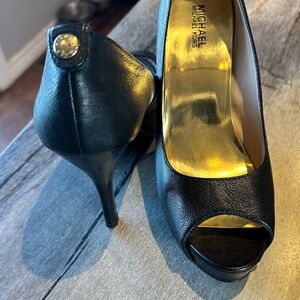 Size 10 Michael Kora platform black leather pump
